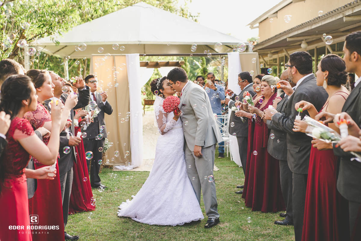 noivos se beijando no salão coroa imperial com bolinha de sabão