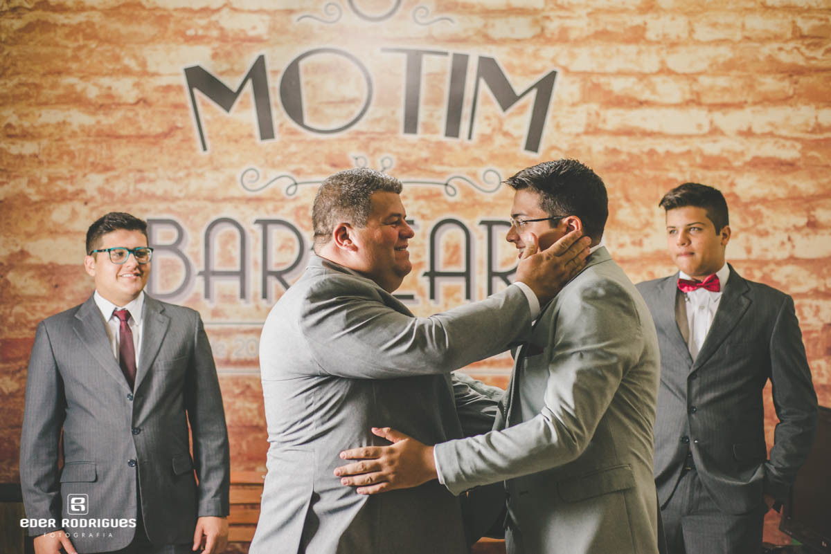 noivo abraçando o pai no salão de jacarei