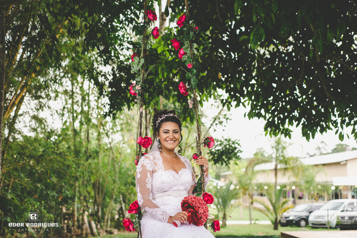 noiva sorrindo no balanço no coroa imperial sjcampos