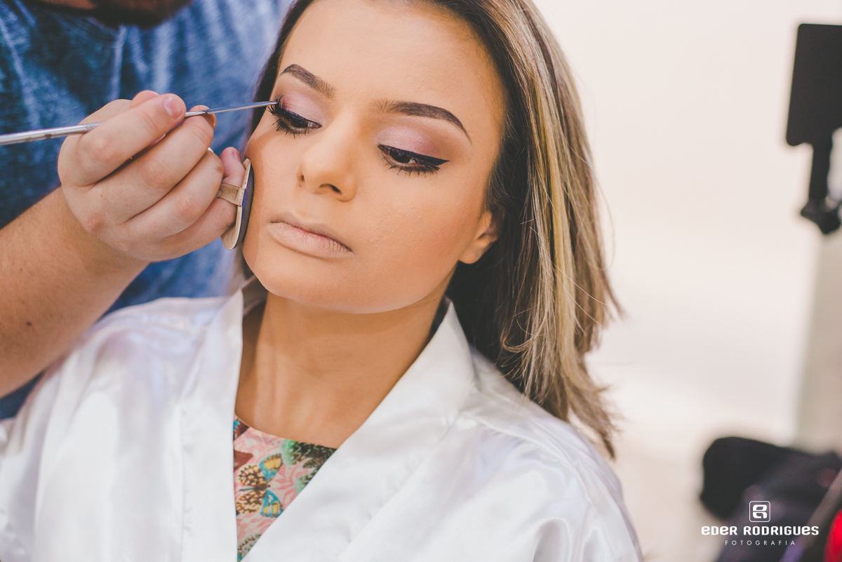 noiva se maquiando no salão