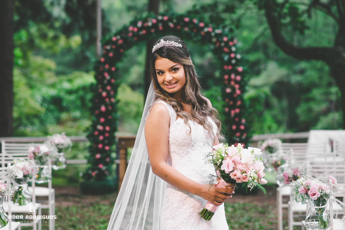 noiva linda segurando o buquê