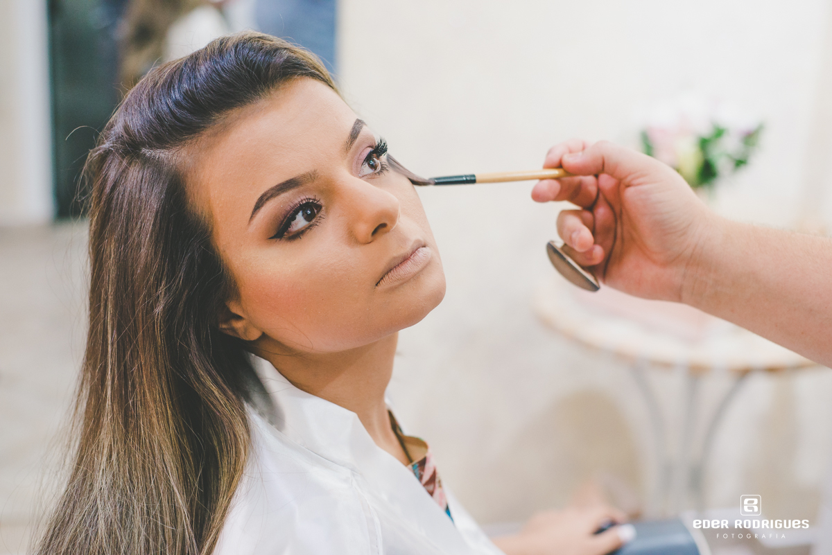 noiva maquiando no making of