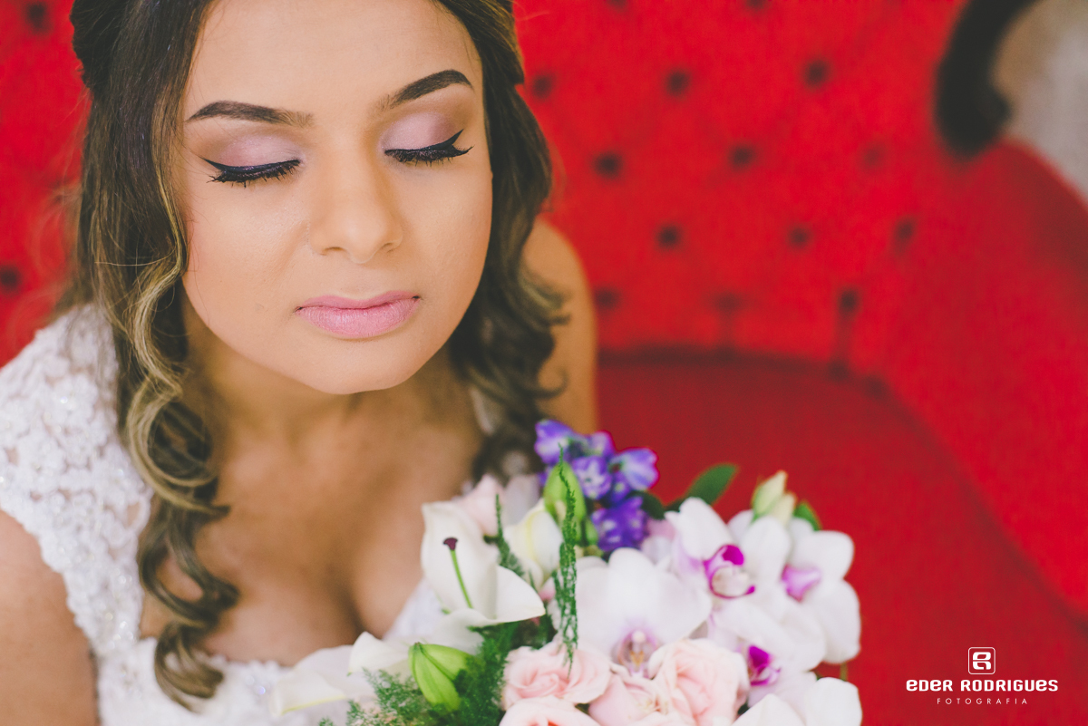 noiva com o buquê no making of