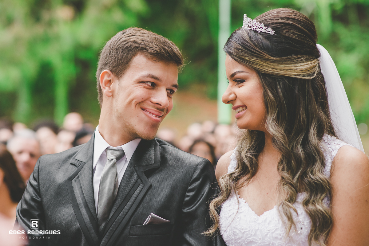 casal de noivos de olhando durante a cerimônia