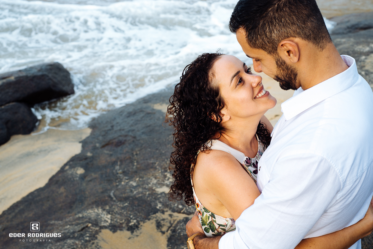 noiva com olhar apaixonado para o noivo na praia