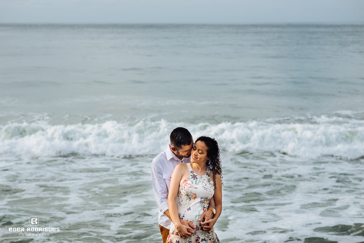 noivos abraçados na praia de prumirim ubatuba