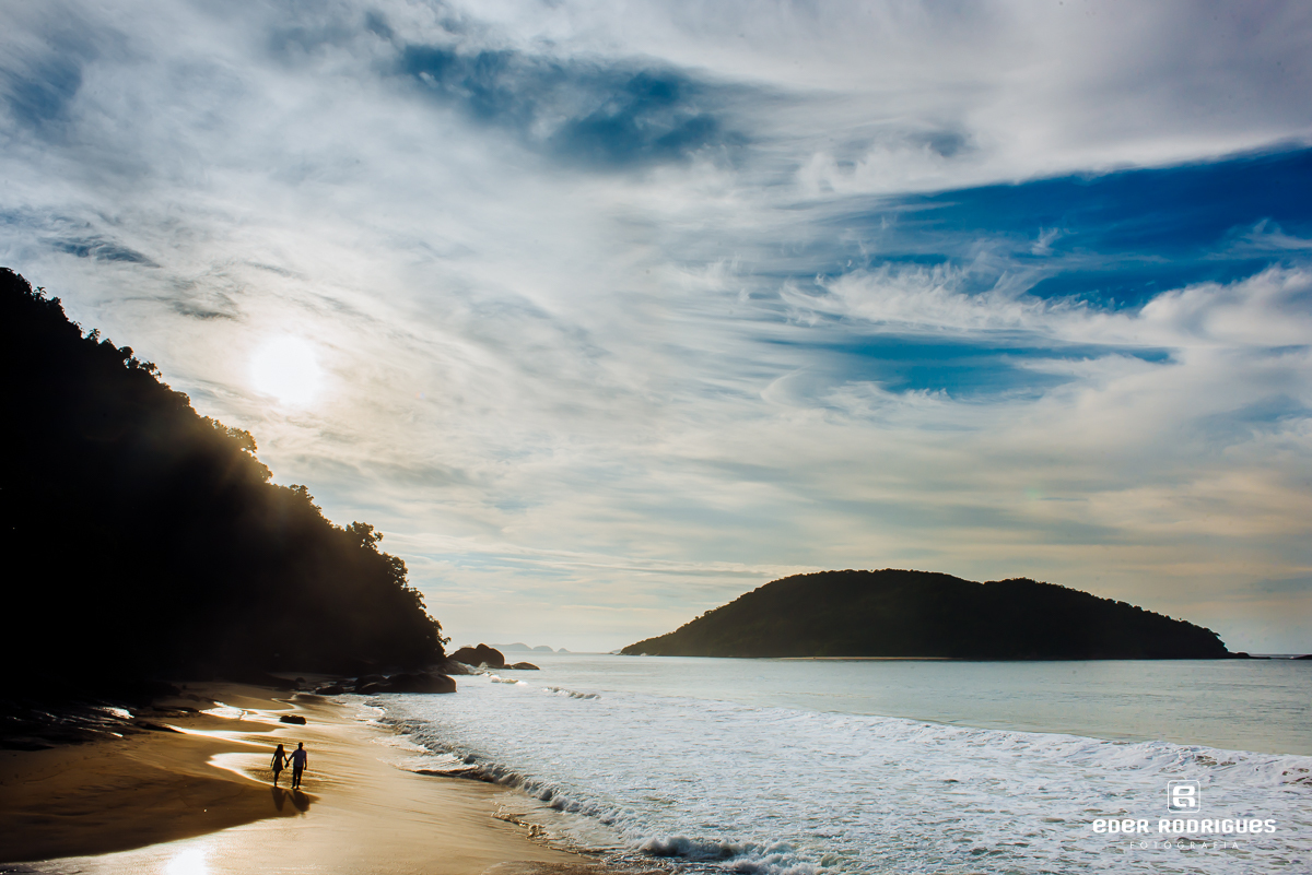 noivos caminhando na praia de prumirim ubatuba