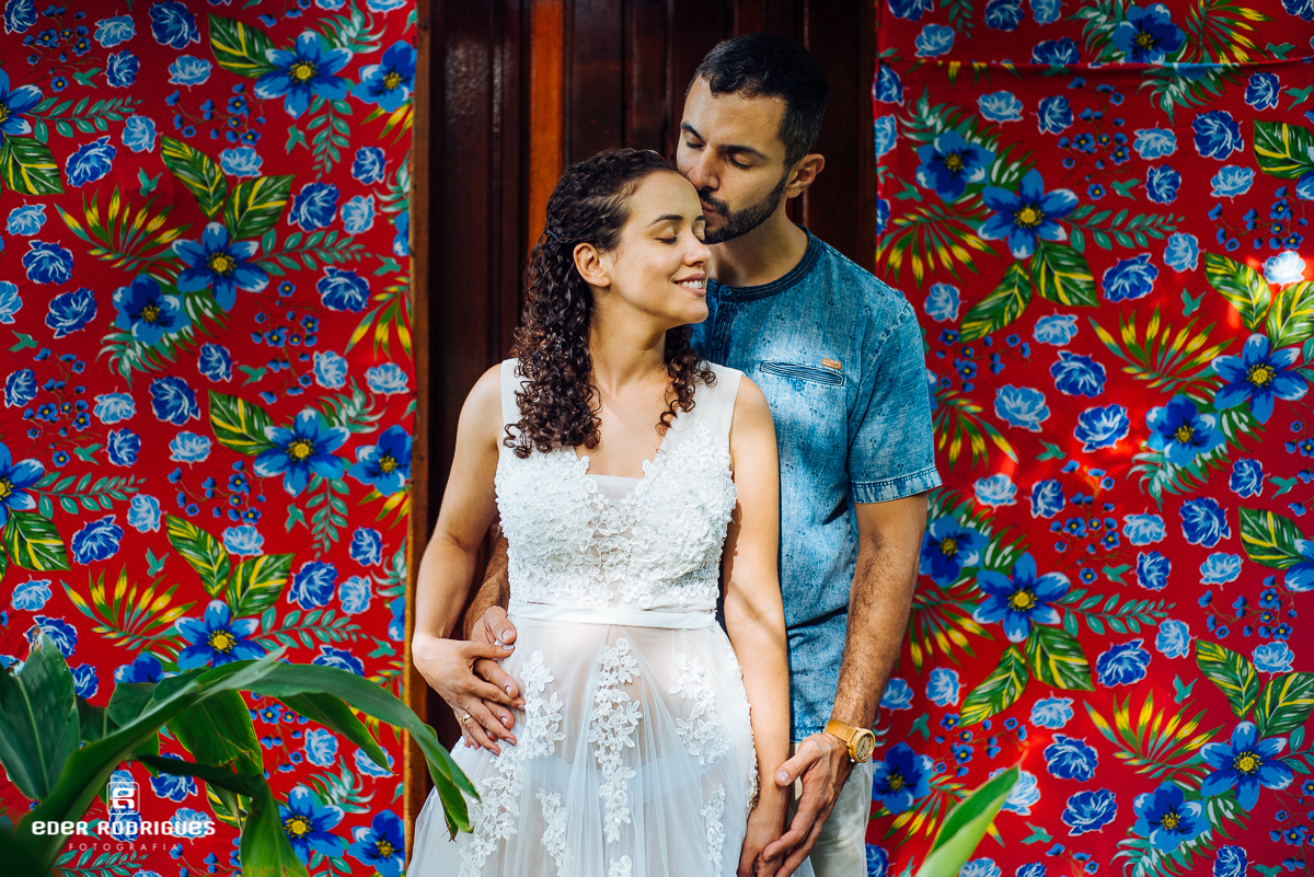 noivo beijando a noiva em ubatuba