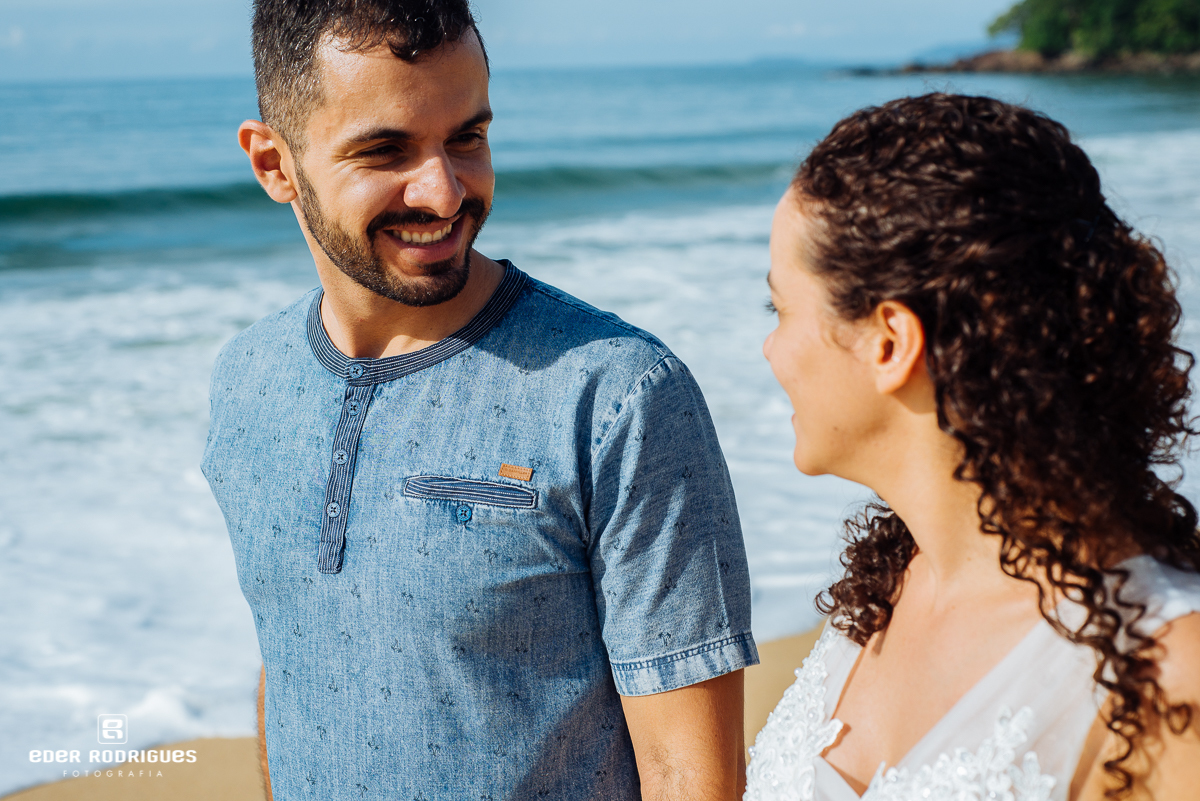 noivo sorrindo para a noiva na praia de prumirim