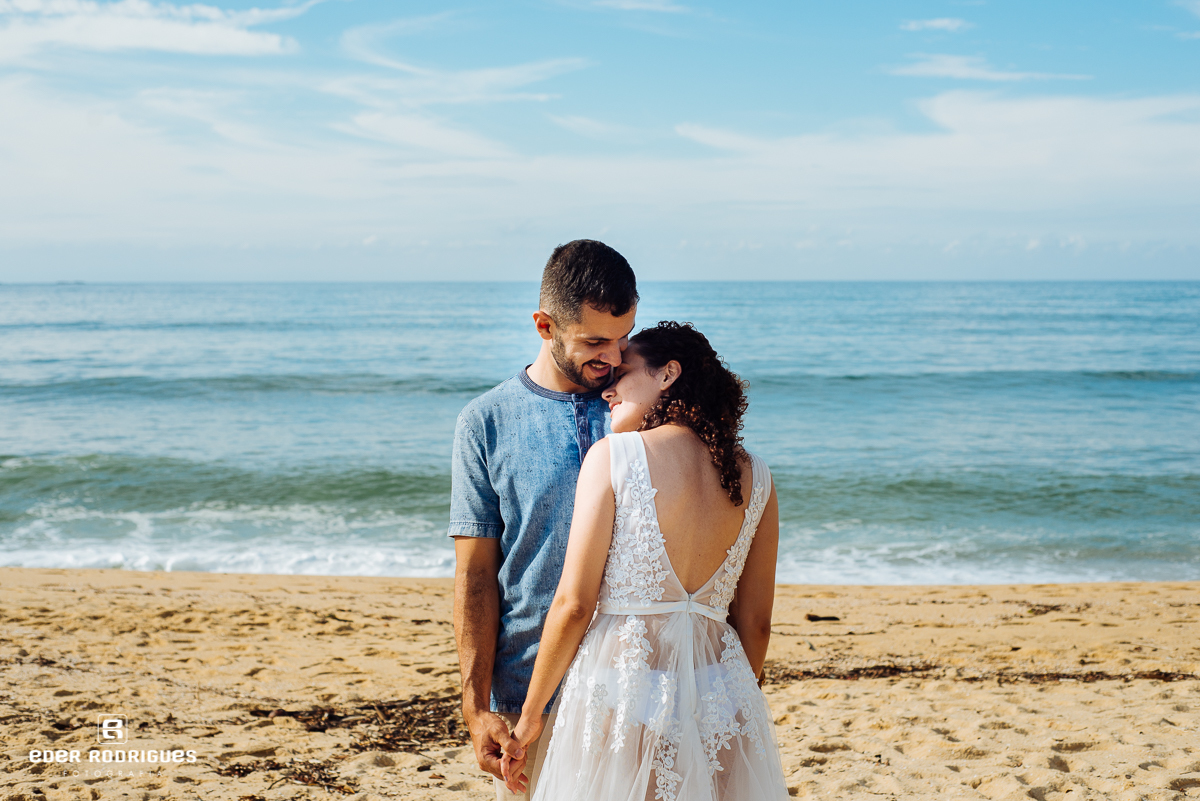 noivos apaixonados na praia de ubatuba