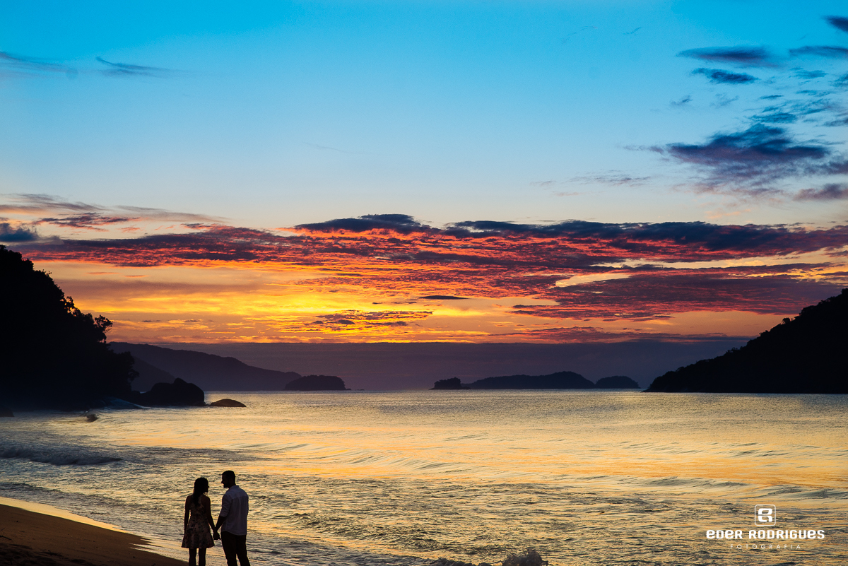 noivos de mãos dadas no nascer do sol em Ubatuba