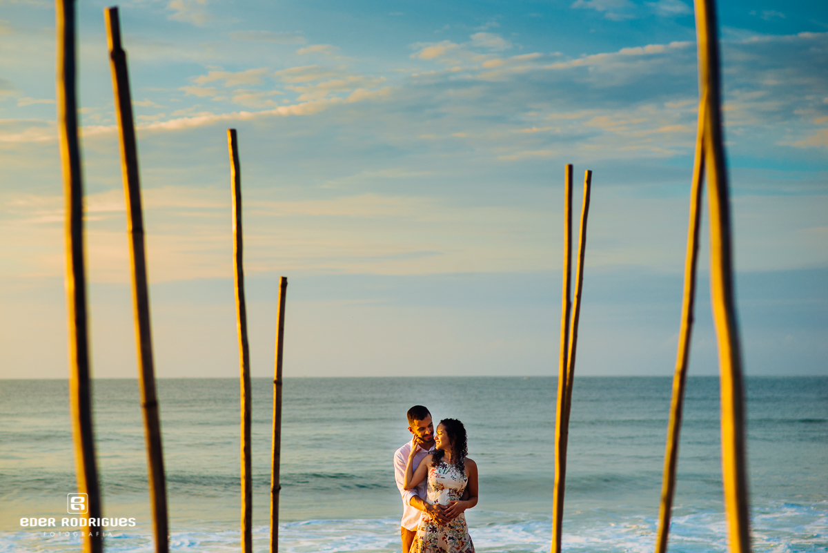 noivos abraçados na praia de Prumirim