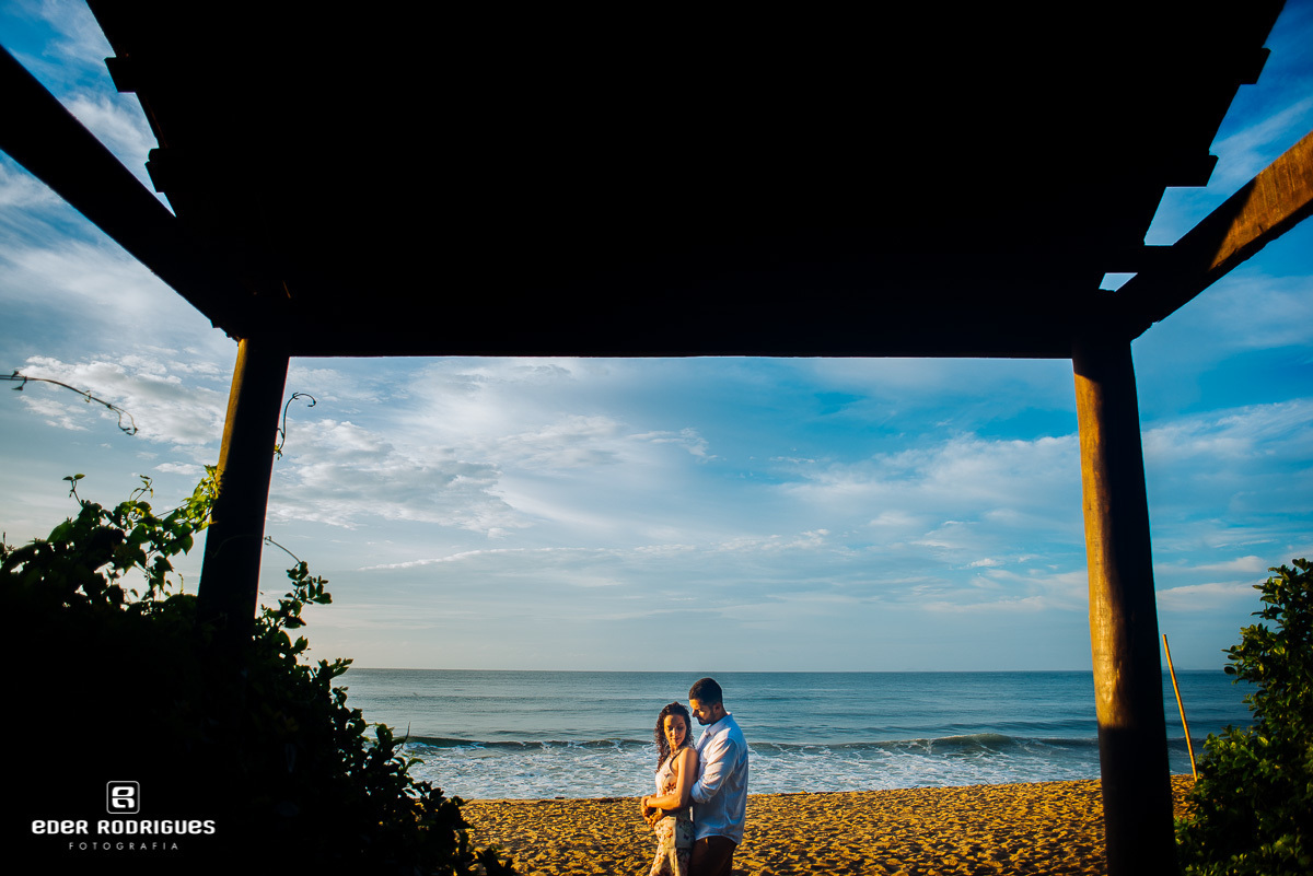noivos abraçados na praia de Prumirim Ubatuba