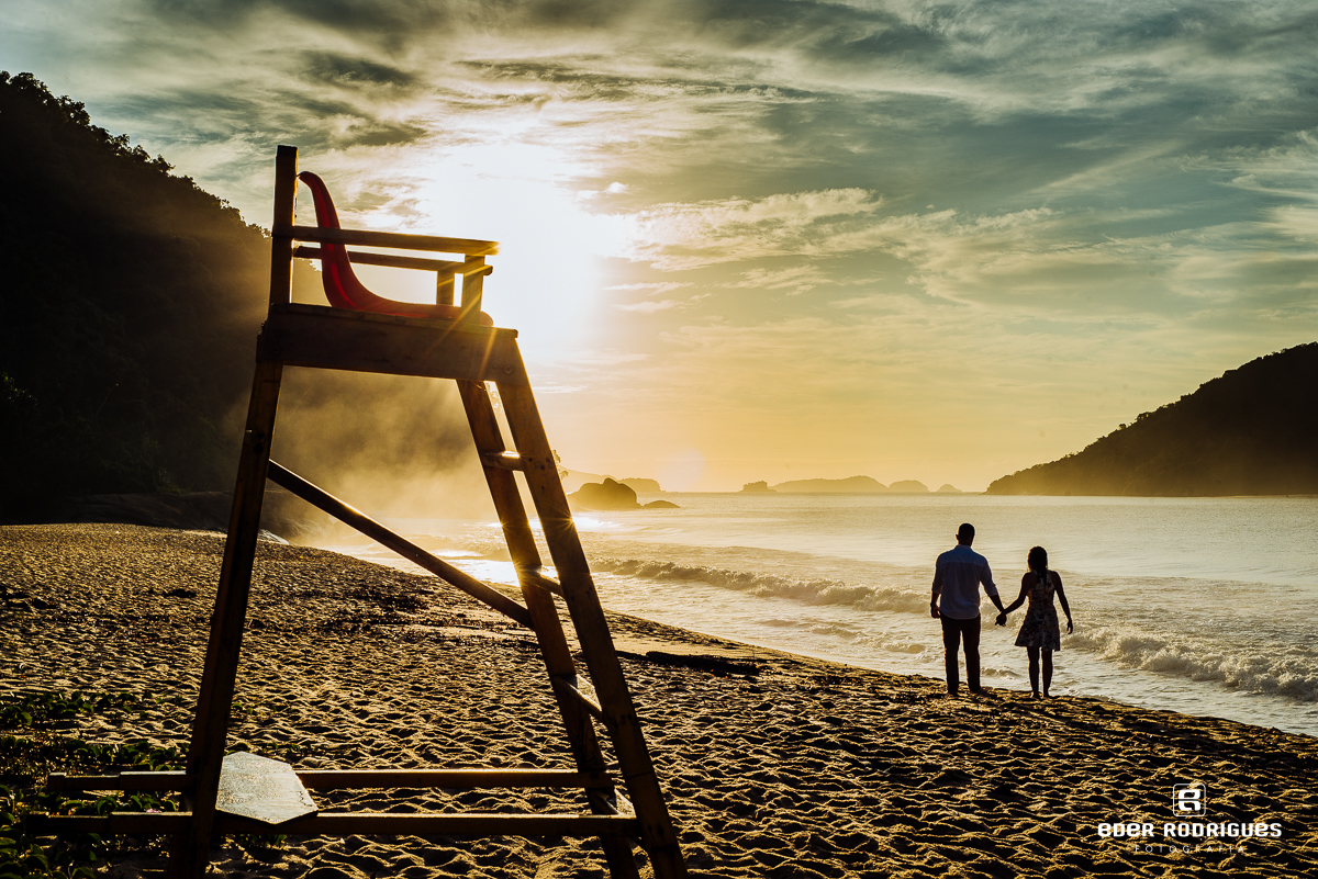 noivos caminhando na praia de Prumirim Ubatuba