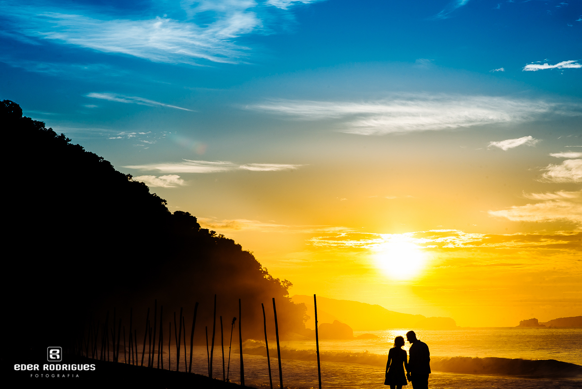 noivos juntinhos no nascer do sol