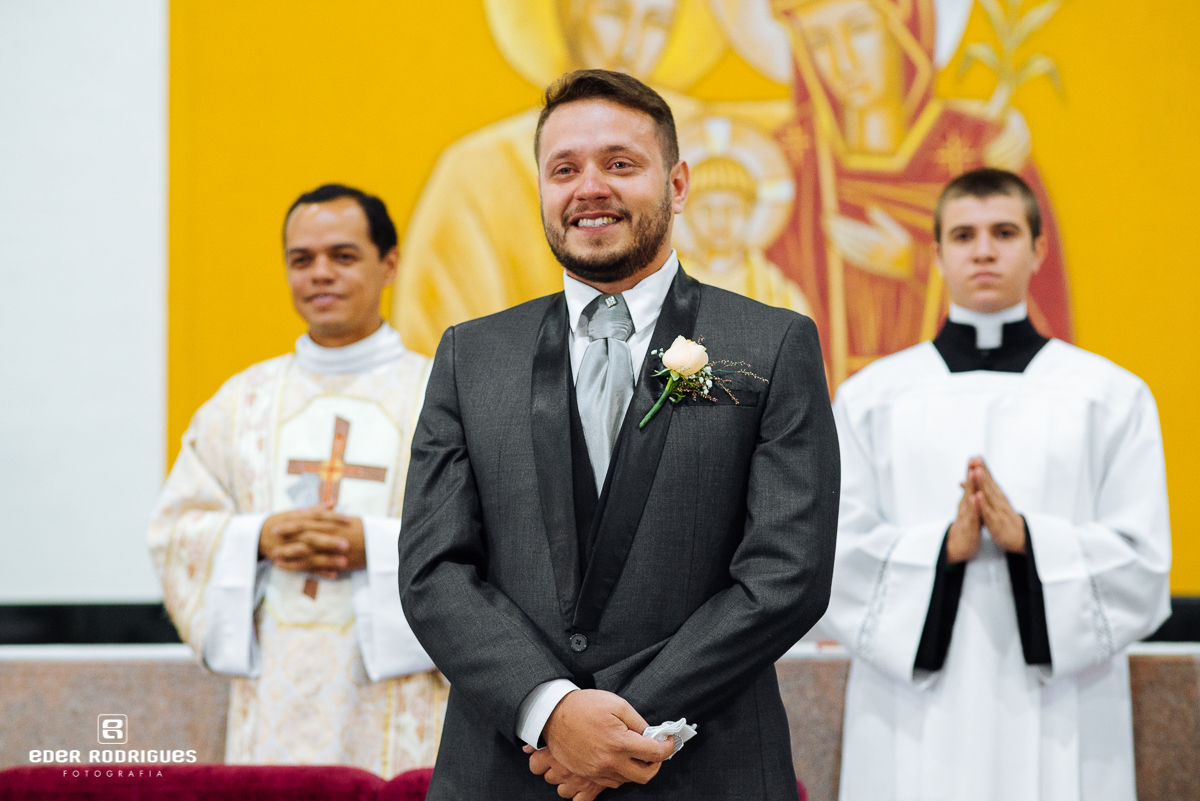 noivo chorando na entrada da noiva na igreja sagrada familia sjc