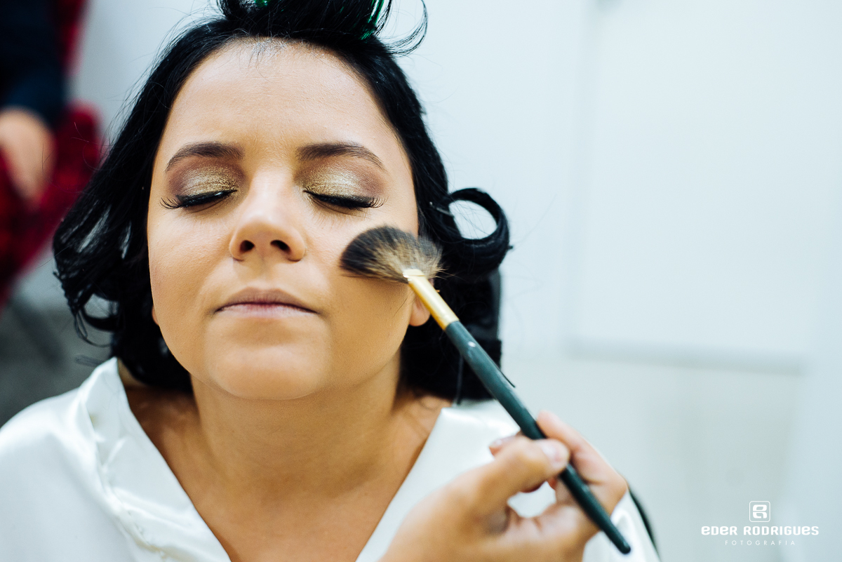 Josiane Massulo maquiando a noiva no salão em sjcampos