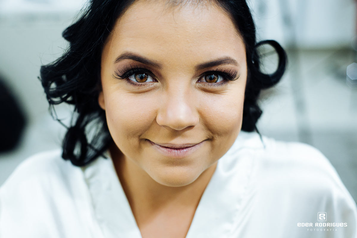 noiva sorrindo no making of em sjcampos