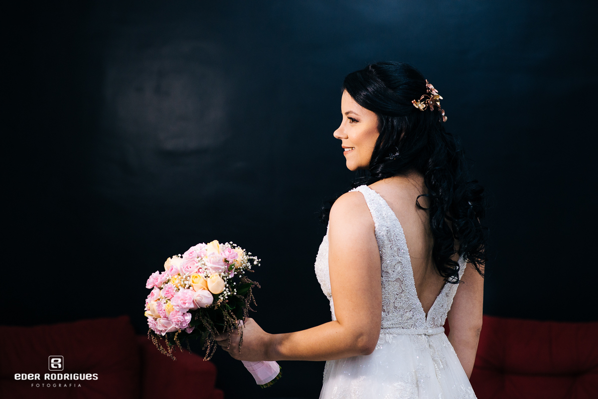 noiva com o buque no making em sjc