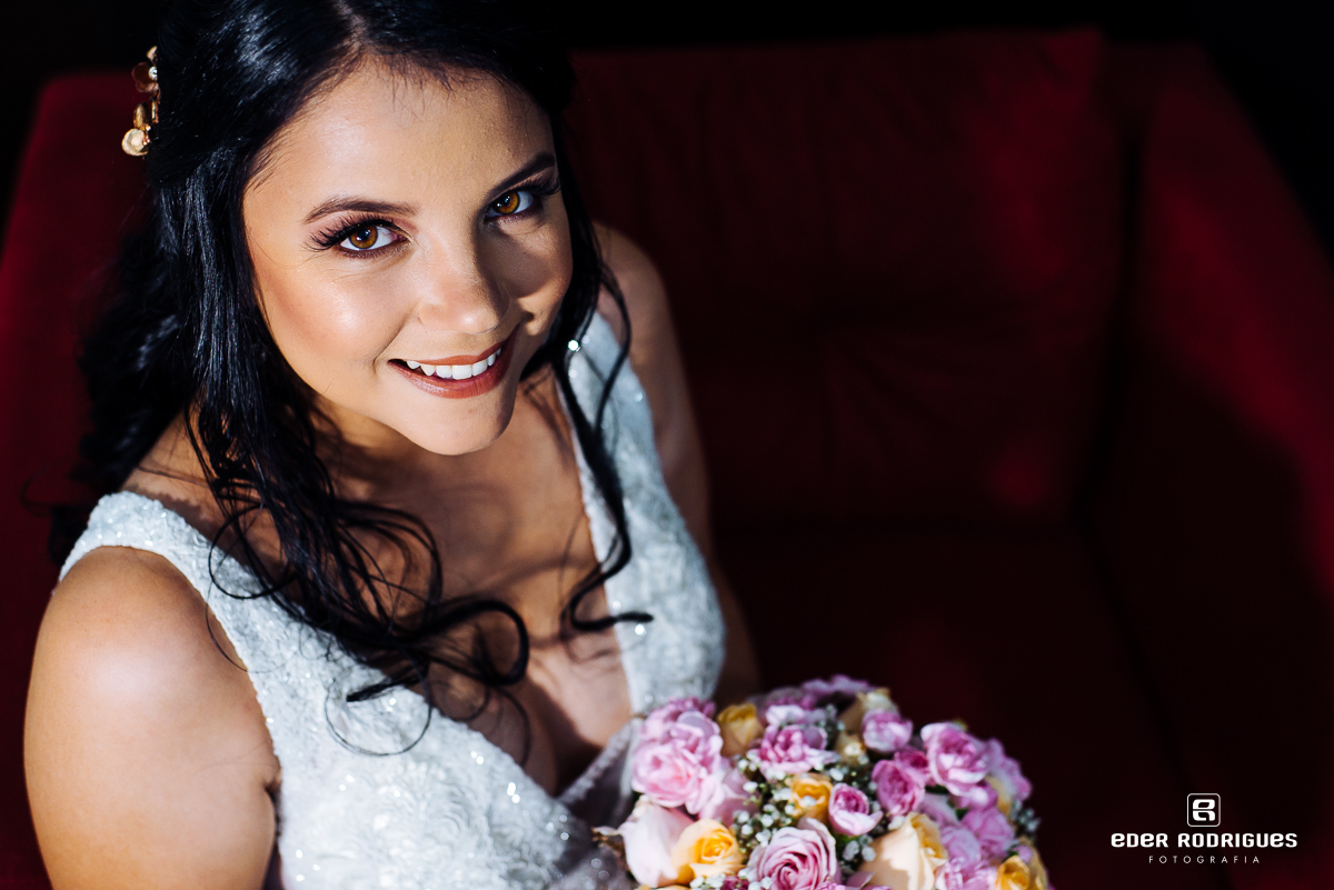 noiva sorrindo com o buque salão em sjcampos