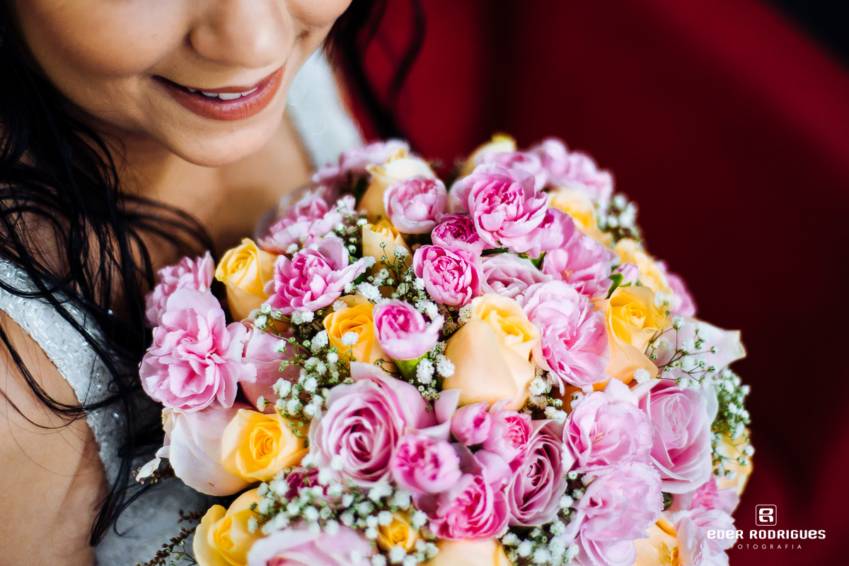 noiva sorrindo com o buque no making of em sjcampos