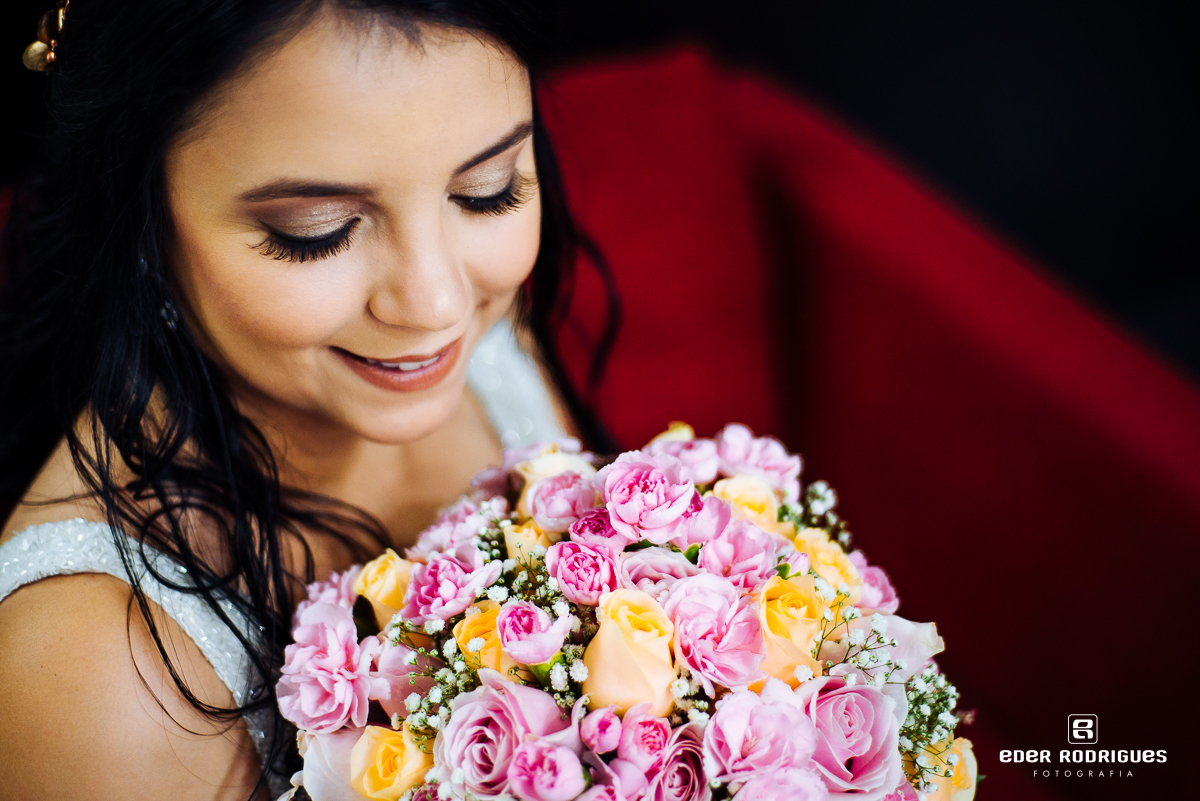 noiva sorrindo com o buque no making of em sjcampos