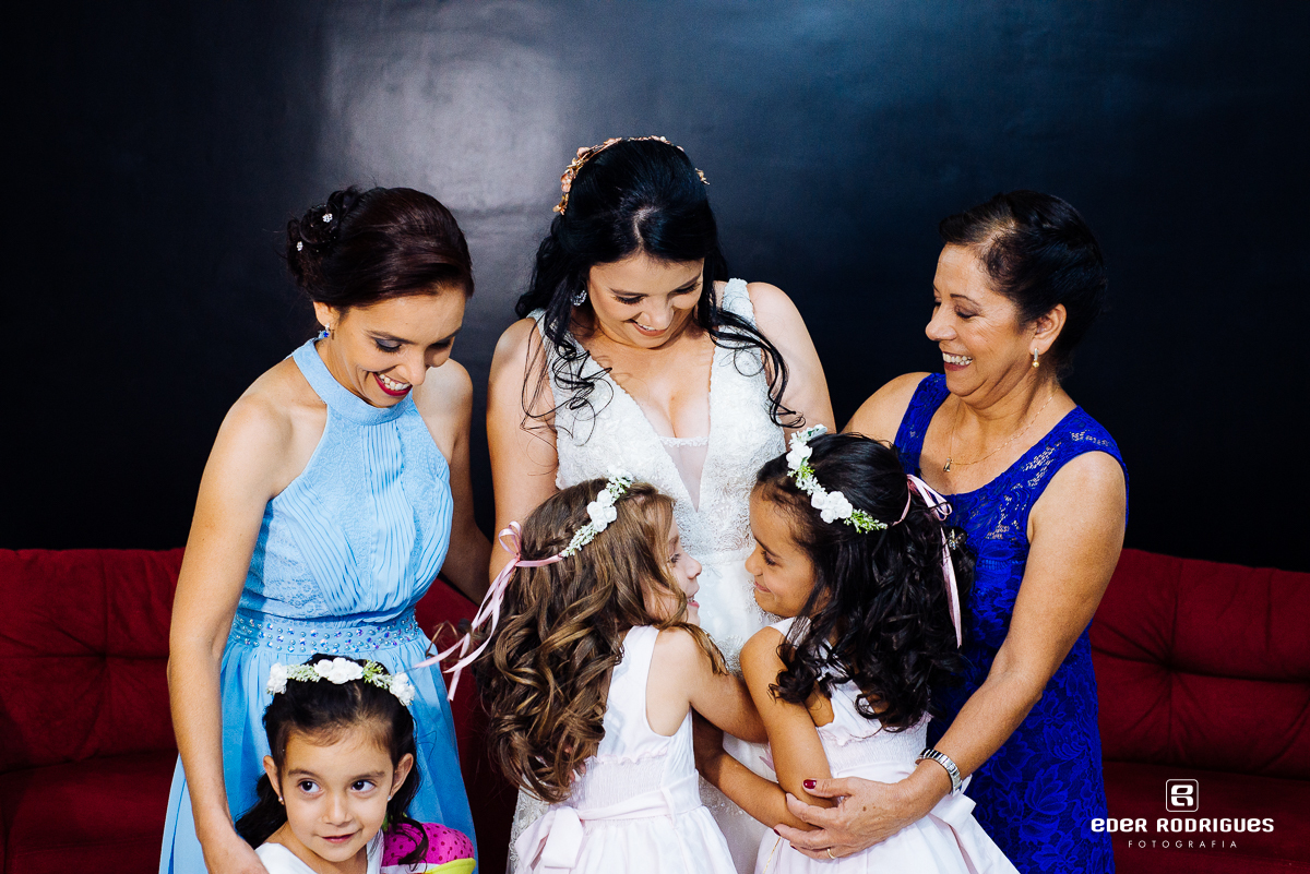 noiva com as daminhas no salão em sjcampos