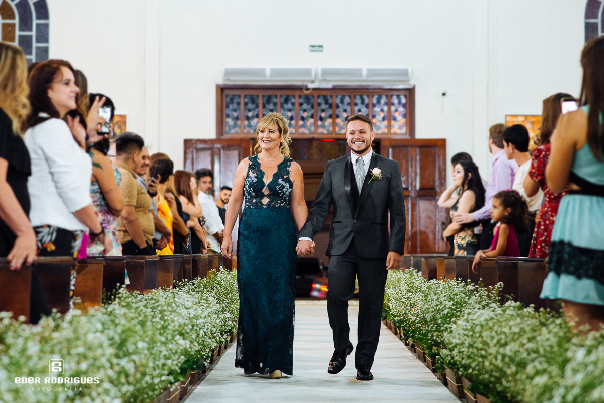 noivo entrando com a mãe na igreja sagrada familia sjc