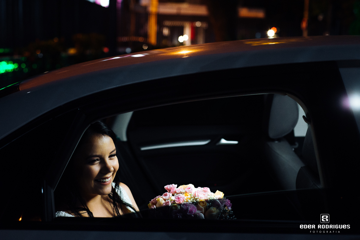 noiva sorrindo  no carro