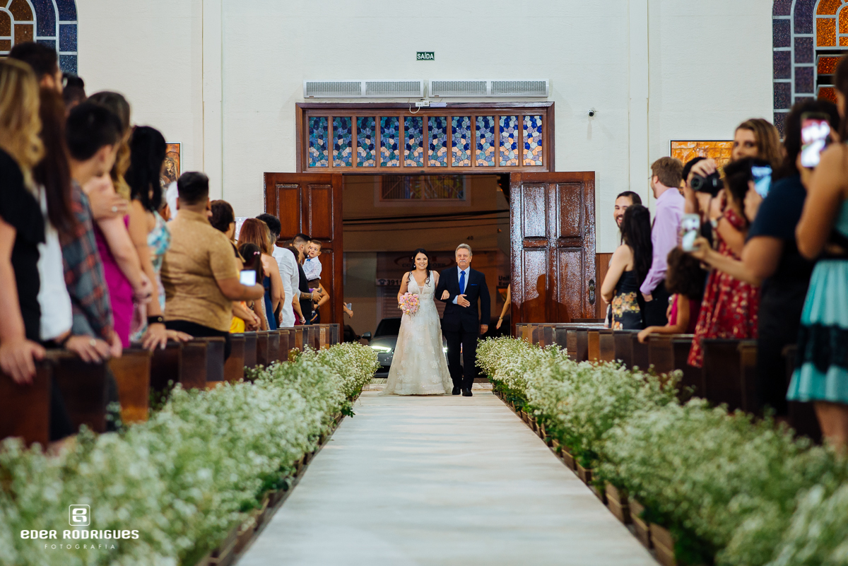 noiva entrando com o pai na igreja sagrada familia sjc