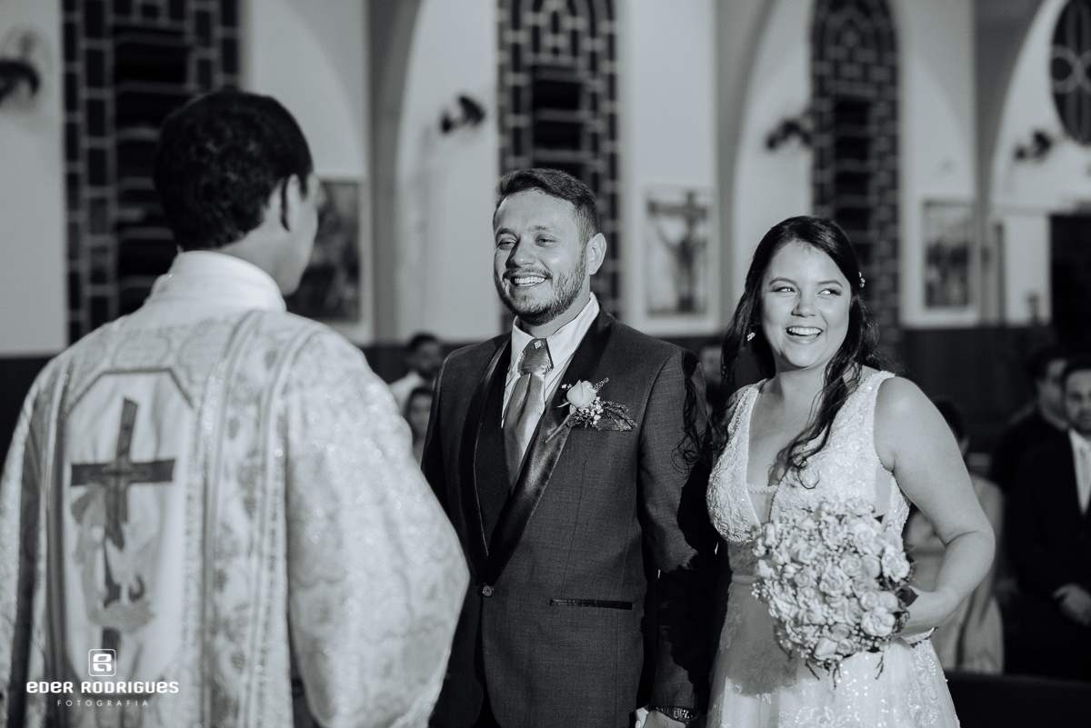 noiva sorrindo na igreja sagrada familia sjccampos
