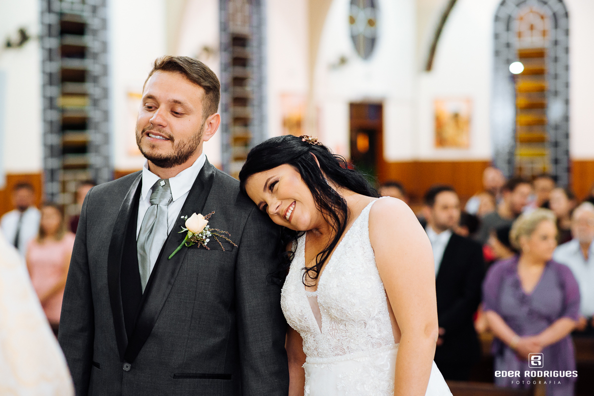 carinho entre os noivos na igreja sagrada familia sjc