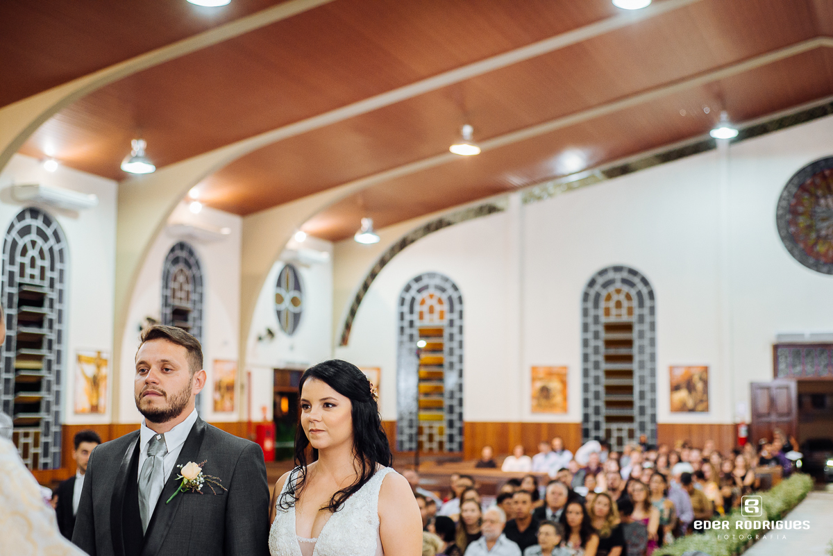 noivos na igreja sagrada familia sjc