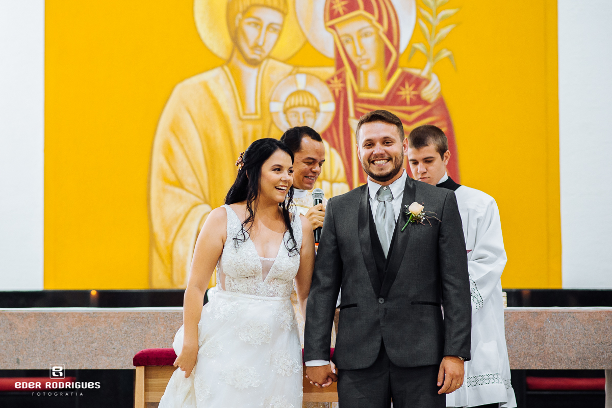 noivos sorrindo na igreja sagrada familia sjccampos