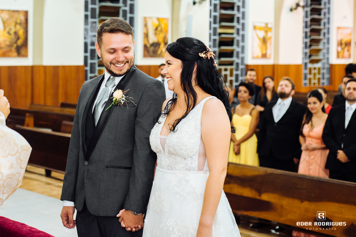 noivos se olhando na igreja sagrada familia sjc