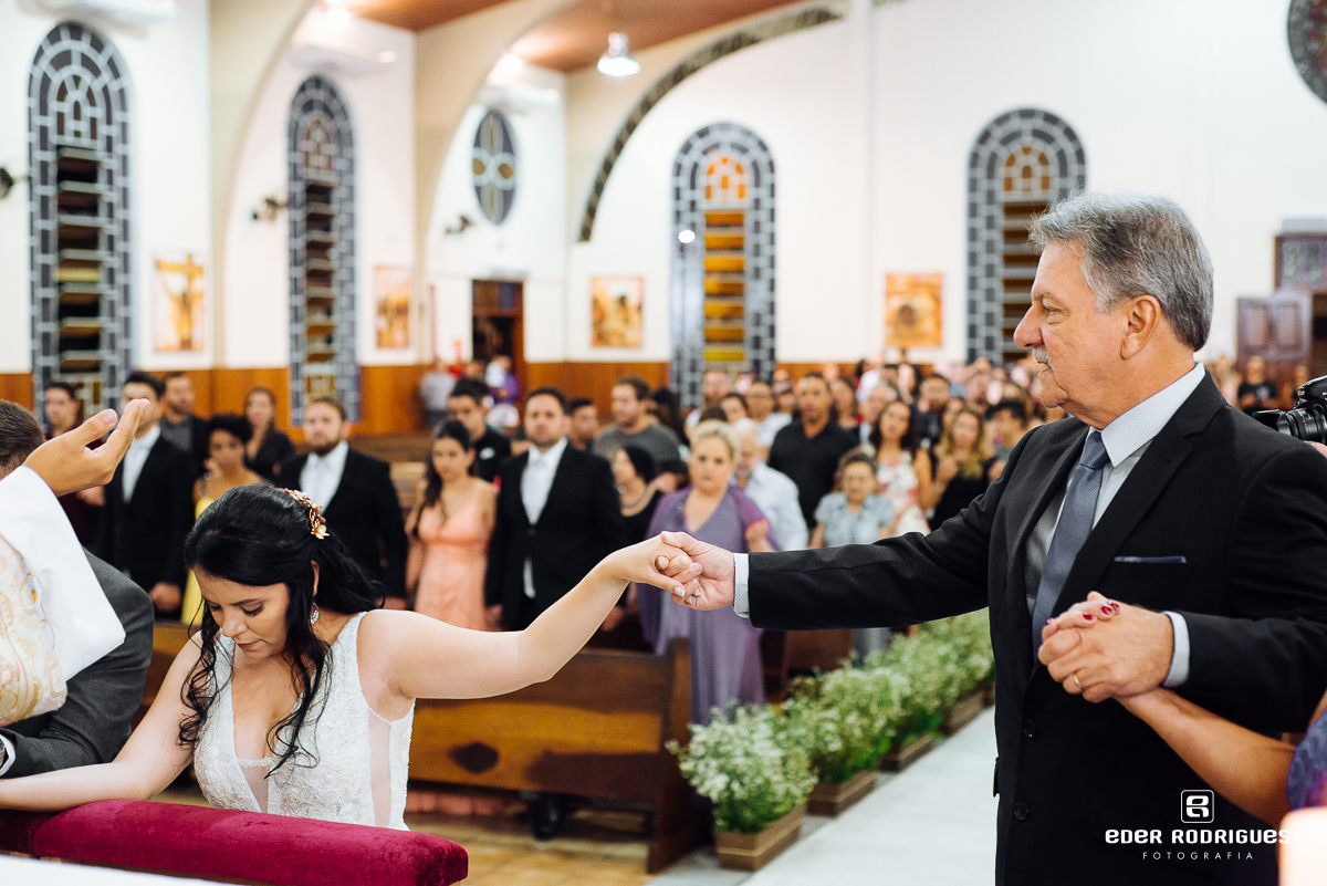 pais rezando para os noivos na igreja sagrada familia sjc