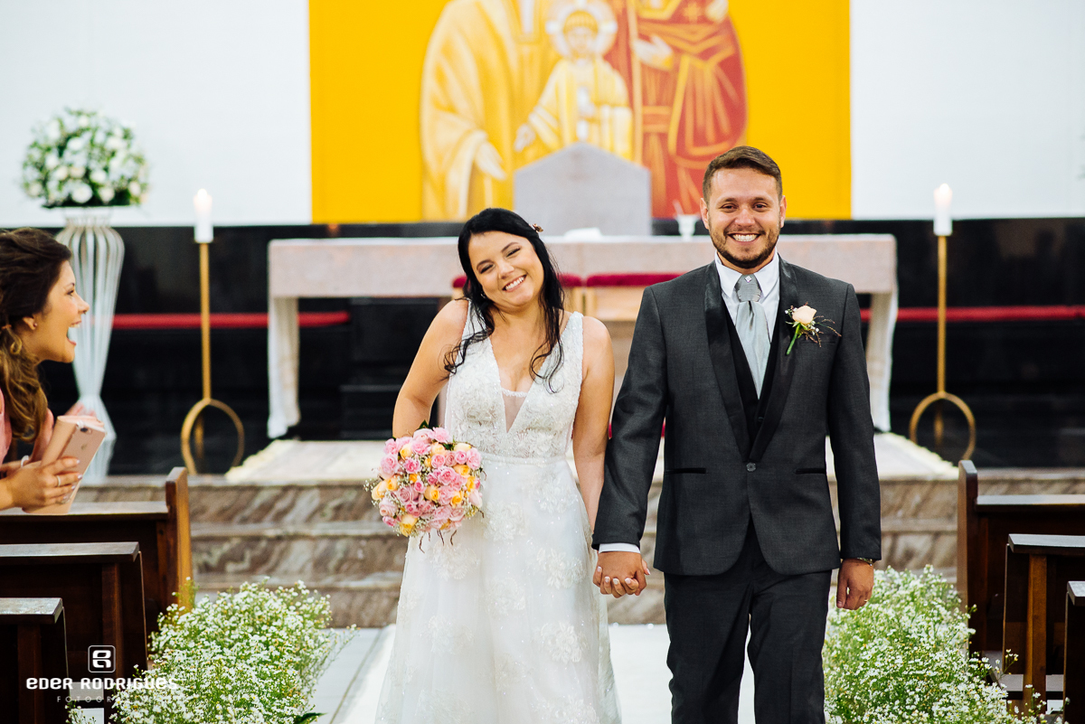 noivos saindo da igreja sagrada familia sjc