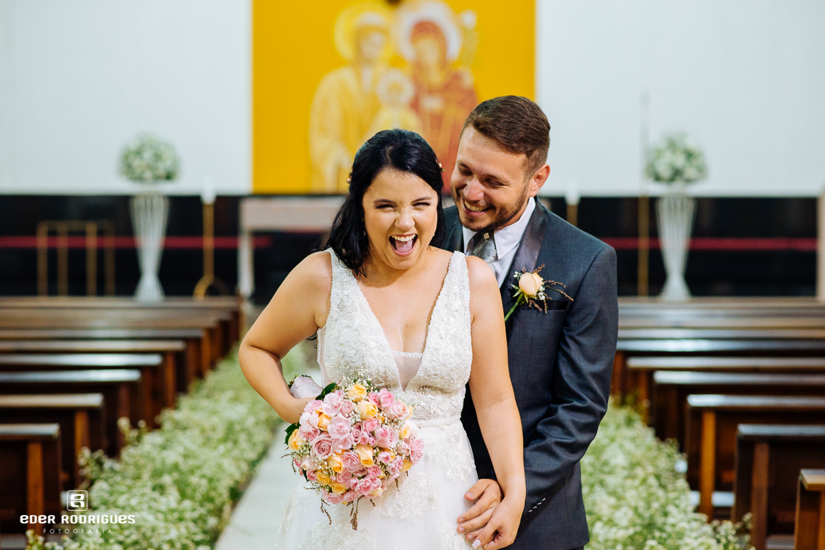 noiva gargalhando na igreja sagrada familia sjc