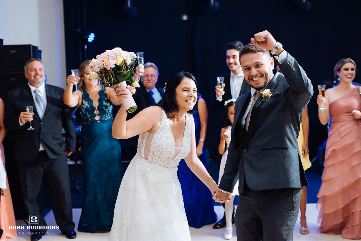 noivos comemorando no salão portuscale em sjc