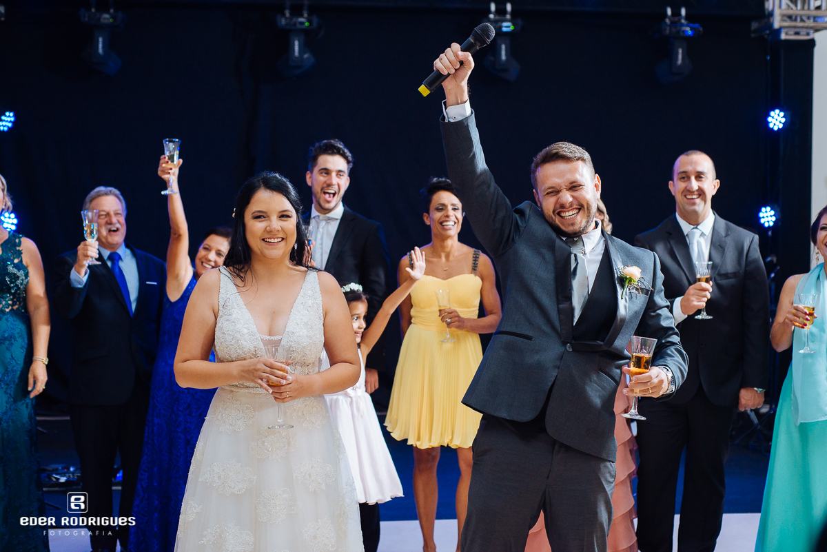 entrada dos noivos no salão portuscale em sjcampos