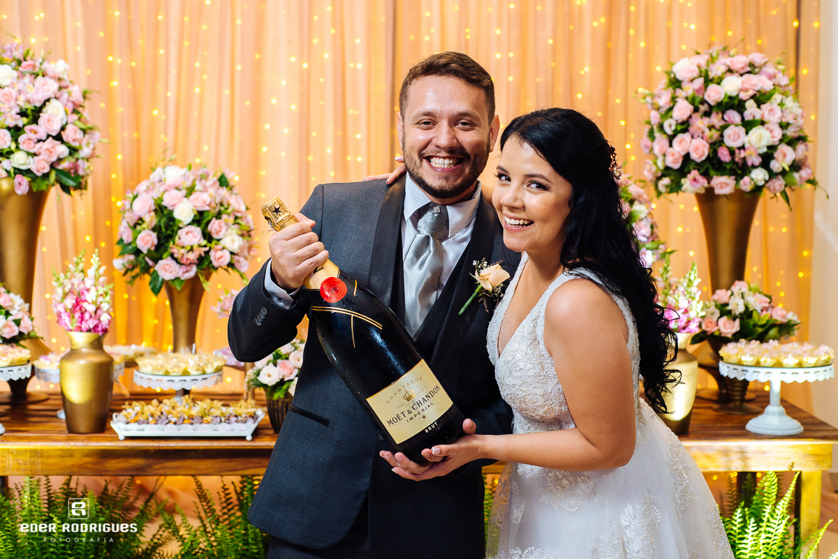 noivos com champanhe no salão portuscale em sjcampos