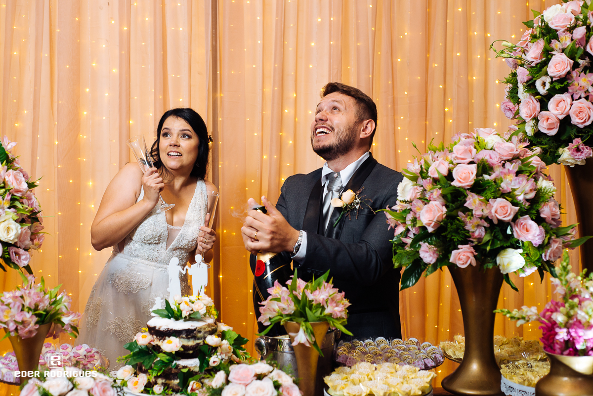 noivo estourando champanhe no salão portuscale em sjc