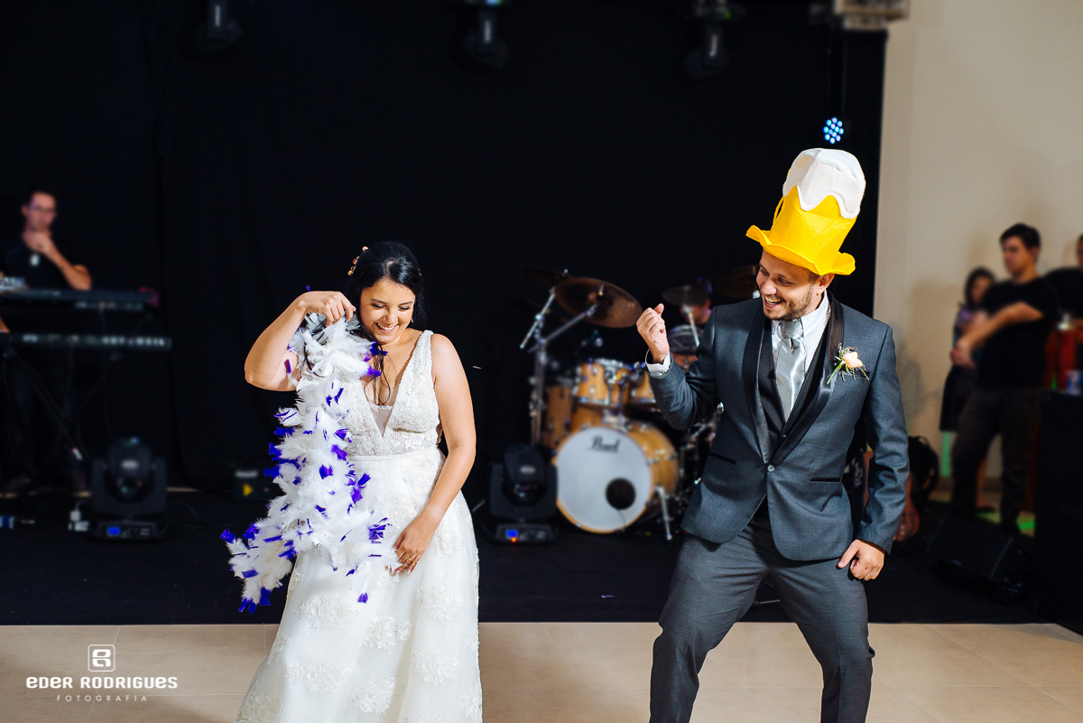 noivos dançando no salão portuscale em sjcampos