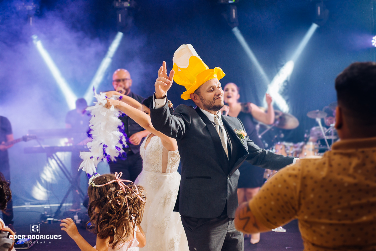 noivos alegre dançando no salão portuscale em sjcampos