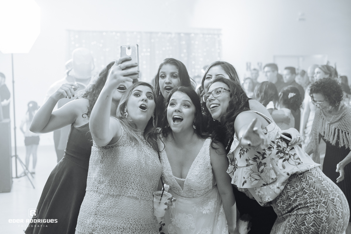 noiva com as amigas na festa do portuscale em sjc