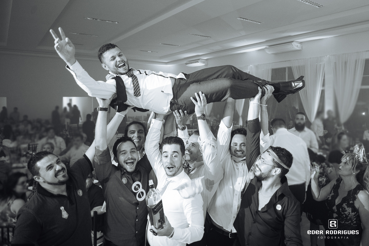 noivo sendo carregado pelos amigos na festa do portuscale em sjc
