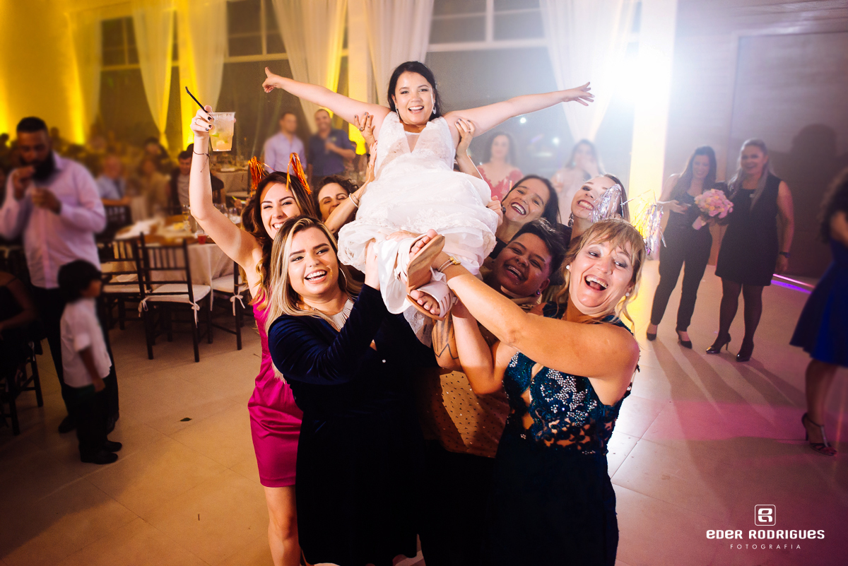 noiva sendo carregado pelos amigos na festa do portuscale em sjc
