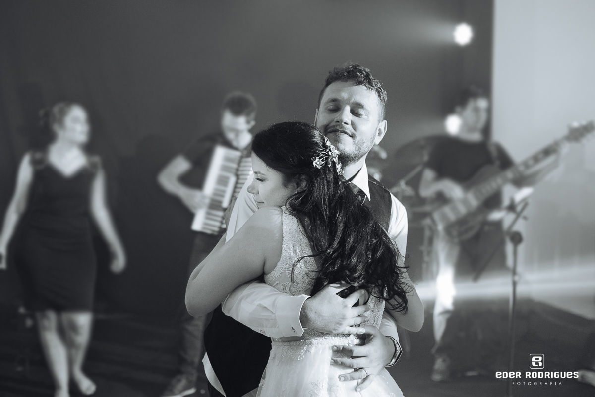 noivos abraçados na festa do portuscale em sjc