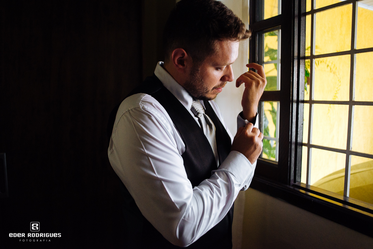 noivo abotoando camisa no making