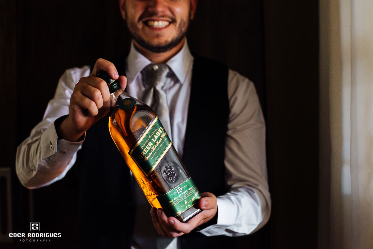 noivo segurando whisky no making